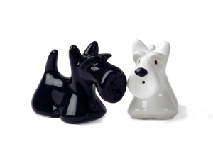 A very loyal breed with a loving character. The unmistakable Scottish Terrier or 'Scottie' is featured on this adorable ceramic salt and pepper cruet set.