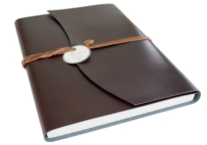 A very intelligent collection: The Romano Journal is supremely refined and redefined with natural recycled leather, specially created by professional Italian leather craftsmen. Employing advanced techniques, the environmental impact is much reduced. By using what is essentially a waste material it retains many of the properties and textures of regular leather without losing that wonderful natural leather smell. Uncompromised quality which is distinctive and is still a luxurious option. The leather has a glossy finish whilst still allowing for flexibility.