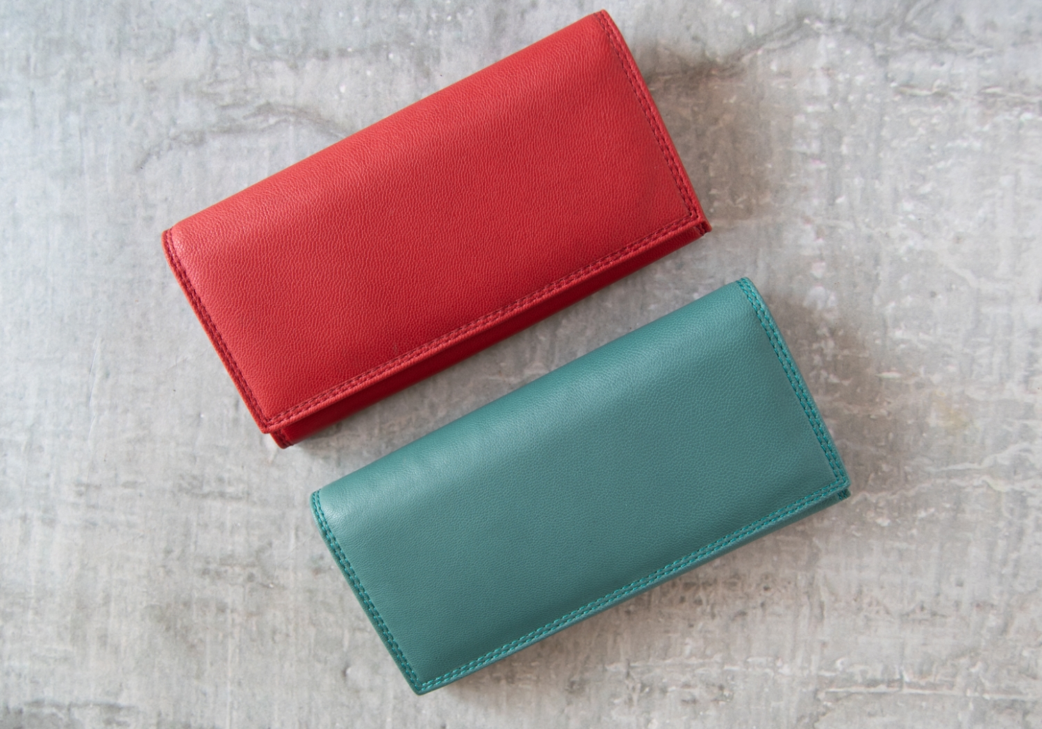 Nina is an elegant collection of Italian-made accessories from small wallets and cosmetic bags to handbags and clutches. They are available in a luxurious choice of colors. The perfect companion to carry wherever you go.