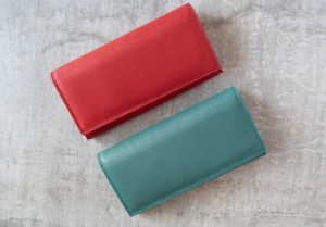Nina is an elegant collection of Italian-made accessories from small wallets and cosmetic bags to handbags and clutches. They are available in a luxurious choice of colors. The perfect companion to carry wherever you go.