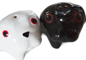 A charming breed originating from China as a companion dog for royalty. The charismatic Pug is captured prettily on this lovely ceramic salt and pepper cruet set!