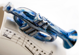 Did you know that archaeologists found bronze and silver trumpets in Tutankhamen's tomb? Early trumpets like these and others found in china and Scandinavia date back as far as 1500 BC! This more modern version is replicated on a super jazzy Blue Witch ceramic.