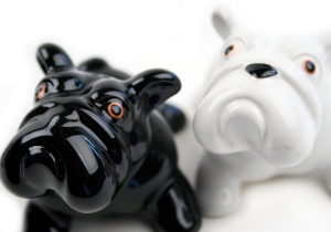 A well-loved breed the world over. The Bulldog's strong, thick, muscular appearance is easily recognizable on this firm favourite ceramic salt and pepper cruet set!