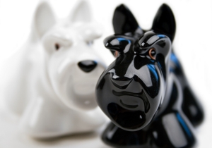 A very loyal breed with a loving character. The unmistakable Scottish Terrier or 'Scottie' is featured on this adorable ceramic salt and pepper cruet set.