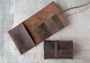 Each Enya Travel & Tech Kit Roll is unique. It is an eastern maverick that is big on character with a rustically raw style, featuring full-grain buffalo leather.Nothing is done to hide the scars and marks, twists and notches which are natural to the skin. Instead, they become a celebratory feature to reinvent the rules: Imperfection is the new perfection. A grounded character which is full of fantastic charisma. The Enya a soul mate for your adventures in life.