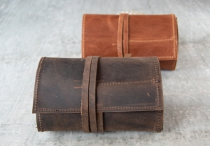 Each Enya Travel & Tech Kit Roll is unique. It is an eastern maverick that is big on character with a rustically raw style, featuring full-grain buffalo leather.Nothing is done to hide the scars and marks, twists and notches which are natural to the skin. Instead, they become a celebratory feature to reinvent the rules: Imperfection is the new perfection. A grounded character which is full of fantastic charisma. The Enya a soul mate for your adventures in life.